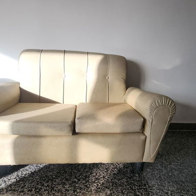 SE VENDE JUEGO DE SALA COMPLETO – COLOR BEIGE - 4/8