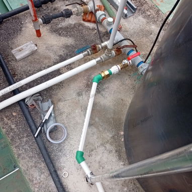 INSTALACIÓN DE CALENTADOR ELÉCTRICO DE DEPÓSITO, TERMOFUSION RECUBIERTO DE PAPEL DE ALUMINIO PARA PROTEGER LA TUBERÍA. - Img 126426376