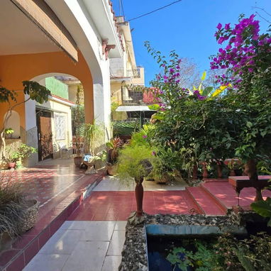 🏡✨ ¡CASA EN VENTA CON JARDÍN Y GARAJE! ✨🏡 - 2/10