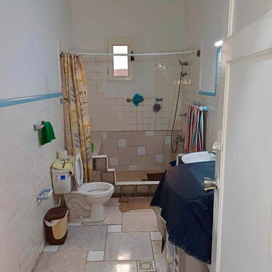 UBICACIÓN IMBATIBLE PARA NEGOCIO EN EL VEDADO! CASA INDEPENDIENTE EN AVENIDA CERCA DE 26 Y 23 !!! - 7/8