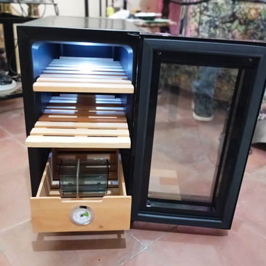 Mini nevera vinoteca de 23 Litros de 220 volt y bandejas interiores de madera con cristal efecto espejo - Img 104227811