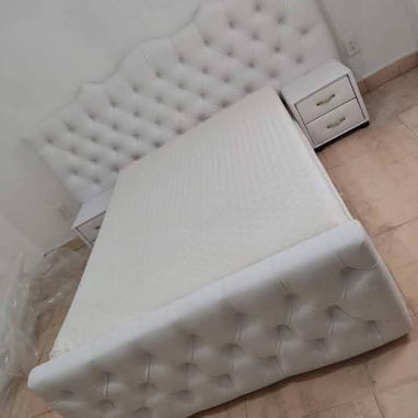 Camas Tapizadas + Mesitas de Noche - 2/2