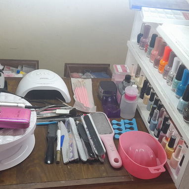 Vendo mesa de uñas tiene dos maquinas una recargable y la otra no y tiene dos lámpara de corriente nuevo vedado plaza 63 - Img 126172325