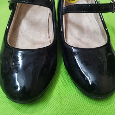 En venta un par de zapatos de vestir para niña - Img 115854536