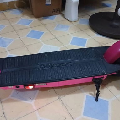 Scooter eléctrico 🛴  de poco uso con su cargador. 80 USD. wa.me/54298473. - 2/2