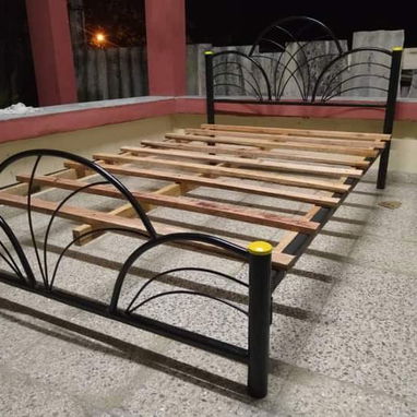 Camas camera con su pareja de mesita de noches cruzadas blanca y negras - 4/6