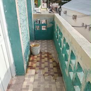 Vendo Apartamento de 2 Dormitorios en 1er. Piso (no planta baja), Balcon frente a y calle y Azotea Libre. Centro Habana. - Img 57334516