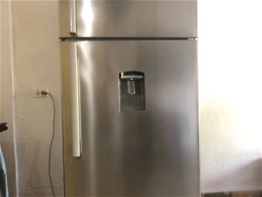 Refrigerador MIDEA grande con dispensador de agua - Img 62236491