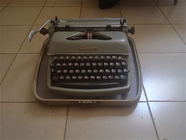 Vendo máquina de escribir y proyectores antiguas - Img main-image-45922370