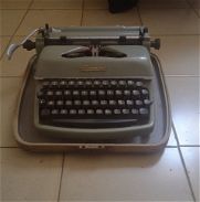 Vendo máquina de escribir y proyectores antiguas - Img 45922370