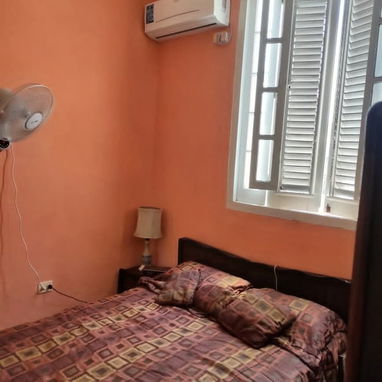 Venta de buen apto Vedado letras. 2/4. 1 ER piso - 5/7
