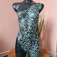 ELEGANTE TORSO ORNAMENTAL FEMENINO – ARTE EN BLANCO Y NEGRO - Img 57598829