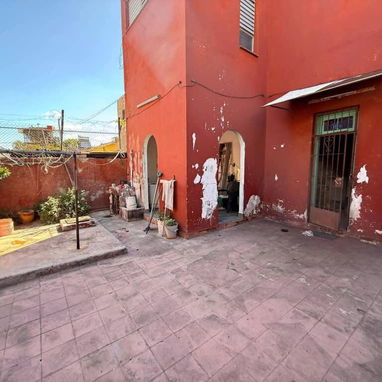Ofertaaa biplanta en bajos con carporshe,3 cuartos y amplio patio trasero 245 metros en total. Aproveche e invierta!!!! - Img 122708922