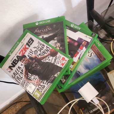 Xbox One Serie S, de poco uso con dos mandos qué funcionan al 💯%  PRECIO: 200 USD 💵  _ALMACENAMIENTO: 500Gb internos _ - 4/4
