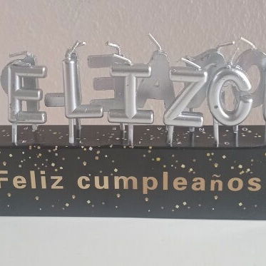 De cumpleaños: cañon de confeti 1800, cintillo y espejuelo 2000, feliz cumple inflable 1250, feliz cumple en velas 1600 - Img 123819259