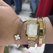 Reloj de mujer marca Pablo raez de excelente calidad dorado y plateado - Img 56693820