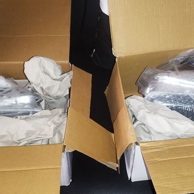 Pareja de pantallas delanteras de Peugeot 205 nuevas a estrenar en su caja por usted. - Img 101880380