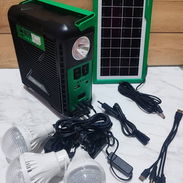 ESTACUON DE ENERGÍA, tiene bluetooth,radio,linterna, panel solar,cable con diferentes puertos y 3 bombillos - Img 57102193