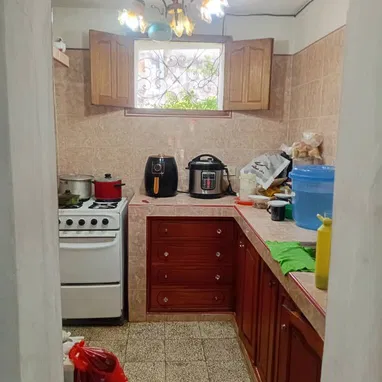 🏡*$22.000usd AJUSTABLES. En venta hostal (BAJOS) en Centro Habana*  🚘  *Posibilidad de parqueo detras de la casa.*   * - 5/10