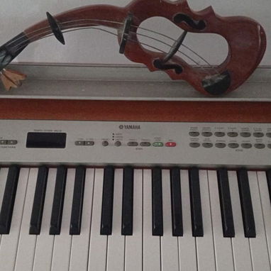 Piano eléctrico Yamaha - 3/4