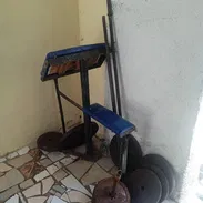 Se vende predicador con algunos discos de hacer pesa y aparato para glúteos y muslo en 400 usd el combo completo int al - Img 55698512