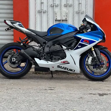 Moto SUZUKI 750cc 2024 - 3/9