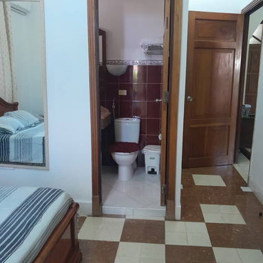 🏠 Casa De Renta En El Vedado.💡 Tiene paneles solares.🛏️Tiene 2 habitaciones. ✔️ Tiene gas de la calle - 4/10