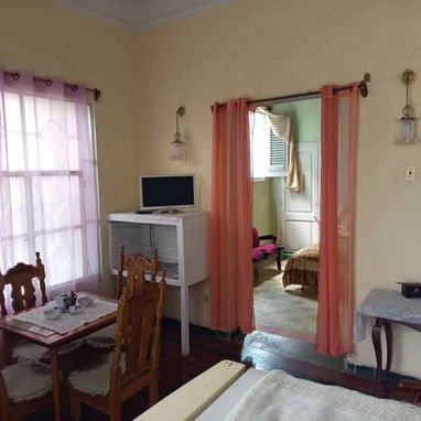Renta en el Vedado. Habana📍(cerca de coppelia zona céntrica) es para una o dos personas( pareja) tranquilos y solo gara - Img 125983356
