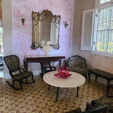 Se vende una casa neocolonial en zona muy céntrica de Morón - Img 120961179