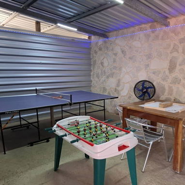 Renta casa a media cuadra del mar,playa Guanabo, 5 habitaciones climatizadas , paneles solares, piscina,+5352463651 J - Img 102398395