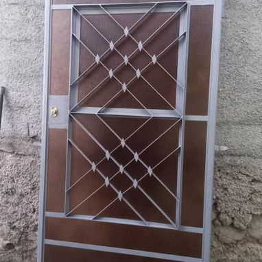 ✨Se realizan trabajos de herrería,⚒️ puertas,🚪 ventanas y enrejados, se incluye cristales, Yale, pintura anticorrosiva - Img 127927629